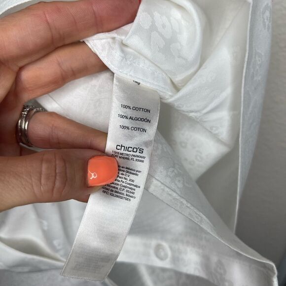 Chico’s white Animal Print embossed button front shirt size 2 - Picture 5 of 5
